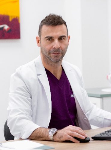 Dr. Álvaro de Casas. Especialista en cirugía refractiva, cataratas y cirugía vitreorretiniana.